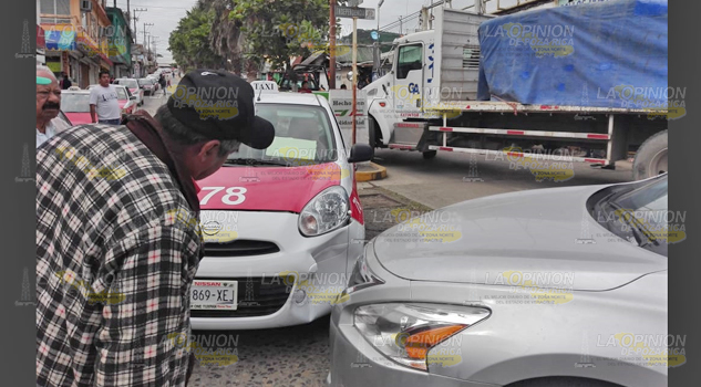 Carambola: camión impacta ocho vehículos; 7 lesionados