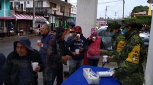 Amanece Cerro Azul a 8 grados; Ejército distribuye bebidas calientes