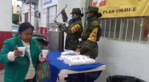 Amanece Cerro Azul a 8 grados; Ejército distribuye bebidas calientes