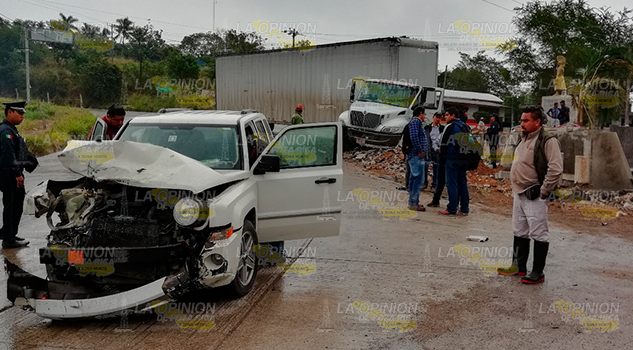 Fatídico choque entre un tráiler y una camioneta, dos lesionados