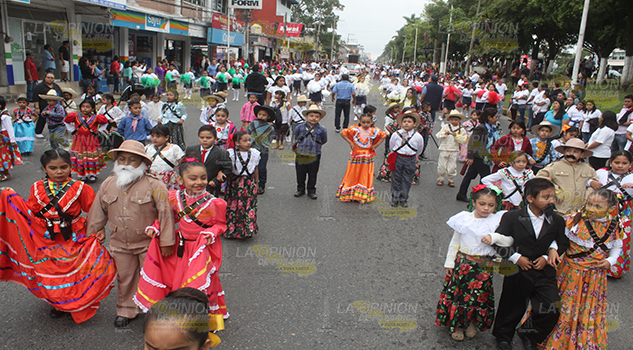 Colorido desfile de la Revolución Mexicana en Poza Rica