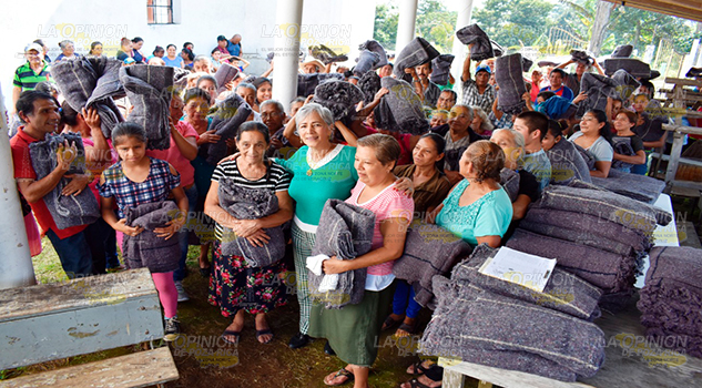 Alcaldesa de Tlapacoyan entrega cobijas a familias vulnerables