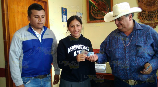 Le brindan apoyo a alumnos destacados
