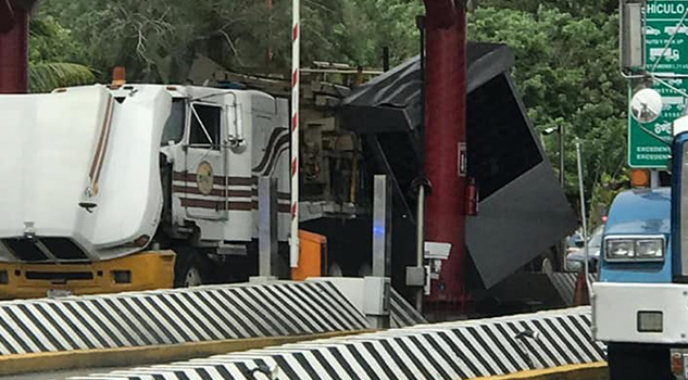 Se lleva tráiler caseta de cobro en autopista de La Antigua