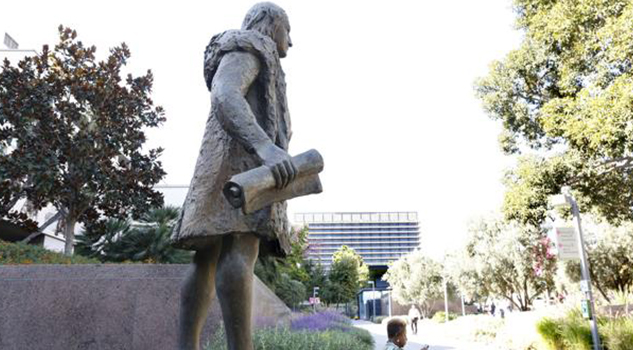 Retiran una estatua de Cristóbal Colón en Los Ángeles