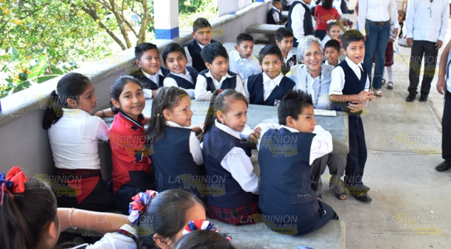 Entrega Ofelia Jarillo y ediles comedor escolar en primaria
