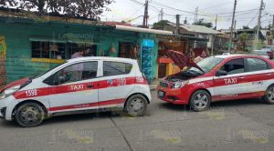 Chocan taxis en la Petromex