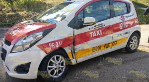 Ruletero imprudente provoca colisión