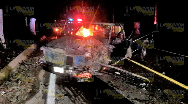 Prensado en su camioneta tras chocar contra un árbol en la Naranjos-Chontla