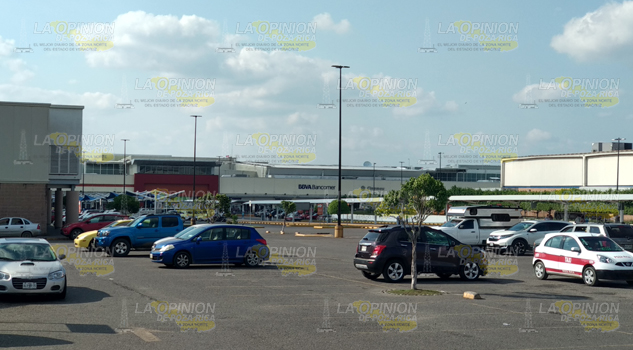 Le roban su auto en plaza comercial, entró a realizar compras y al cine