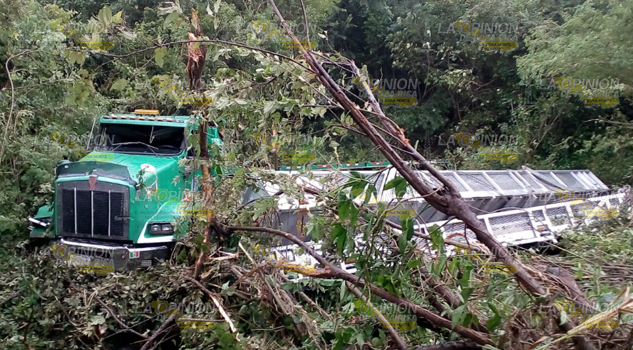 Vuelca tráiler en tramo Cerro Azul-Naranjos