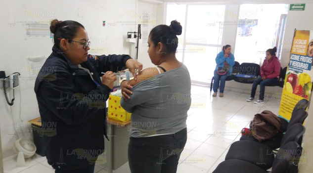Aplican vacunas contra la influenza