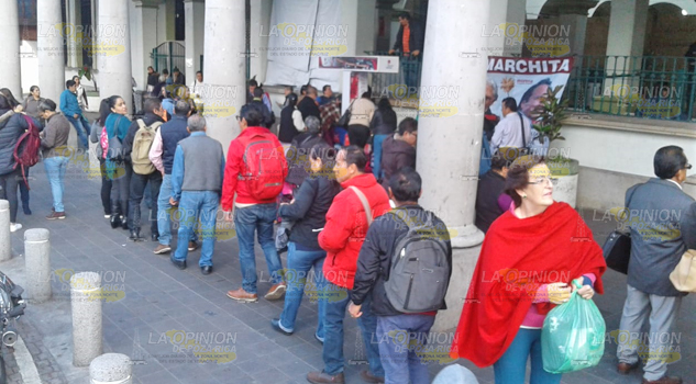 Cadenas y candados en los tres portones del Palacio Municipal a modo de protesta