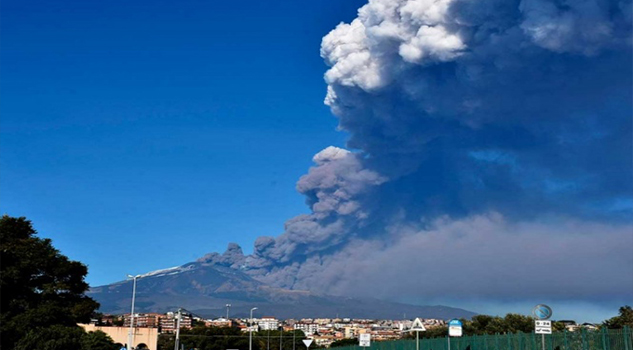 Junto al Etna, otro volcán despierta en Italia; reabren aeropuerto