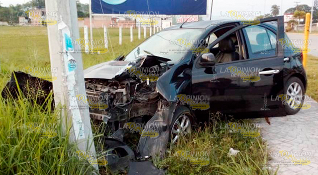 Profesor estrella su carro contra un poste en Martínez de la Torre