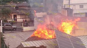 Arde palapa de negocio en Martínez de la Torre Arde palapa de negocio en Martínez de la Torre