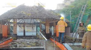 Arde palapa de negocio en Martínez de la Torre Arde palapa de negocio en Martínez de la Torre