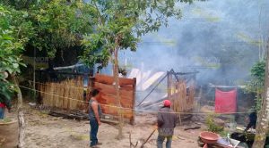 Casa consumida por el fuego en Papantla Casa consumida por el fuego en Papantla