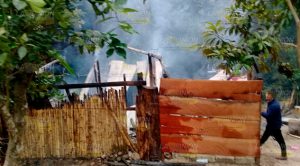 Casa consumida por el fuego en Papantla Casa consumida por el fuego en Papantla