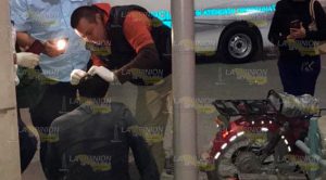 Ebrio motociclista derrapa e impacta contra guarnición Ebrio motociclista derrapa e impacta contra guarnición