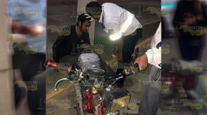 Ebrio motociclista derrapa e impacta contra guarnición Ebrio motociclista derrapa e impacta contra guarnición