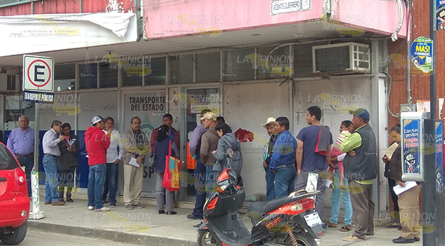 Enormes filas para licencias en Tuxpan Enormes filas para licencias en Tuxpan