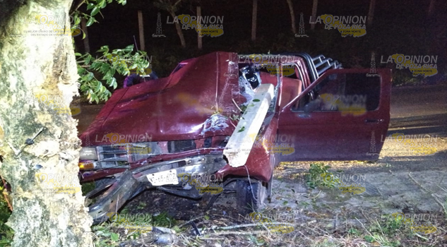 Joven a punto de perder la vida al chocar su camioneta