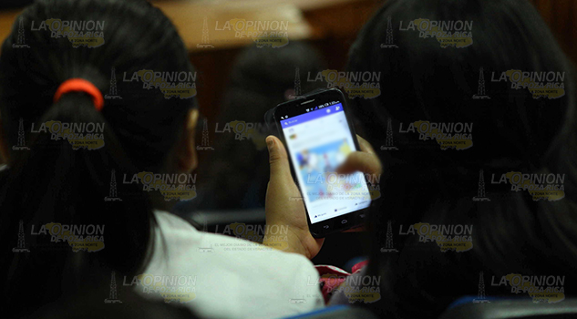 Jóvenes acosados en redes sociales Jóvenes acosados en redes sociales