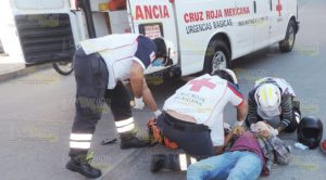 En Ávila Camacho, auto impacta a motociclista y huye