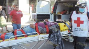En Ávila Camacho, auto impacta a motociclista y huye