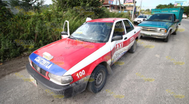 Mujer taxista resulta lesionada en choque, frente al fraccionamiento Kawatzin