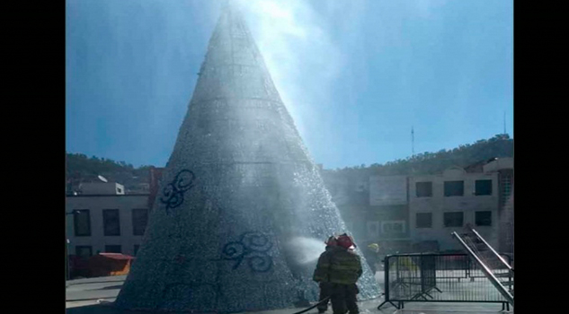 Grinch pachuqueño prende fuego al árbol navideño de la ciudad