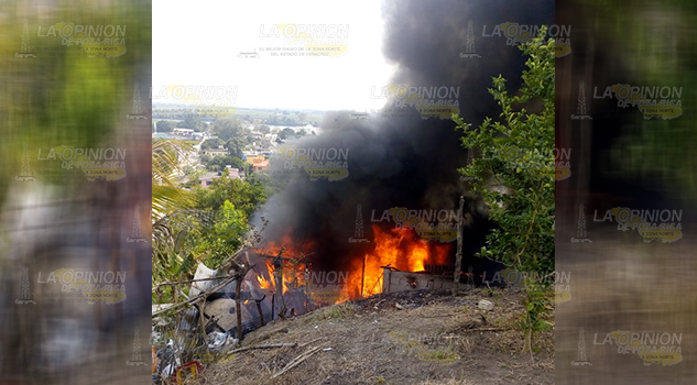 Por una veladora, llamas acaban con una casa Por una veladora, llamas acaban con una casa