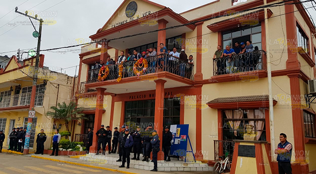 PROTESTA DE TAXISTAS EN CAZONES PROTESTA DE TAXISTAS EN CAZONES