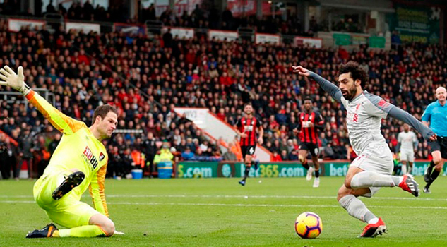 Salah se exhibe con un ‘hat trick’ con polémica