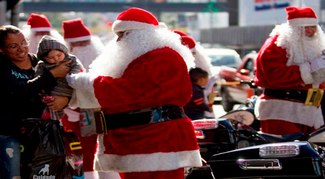 Policías de Monterrey recorren las calles vestidos de Santa