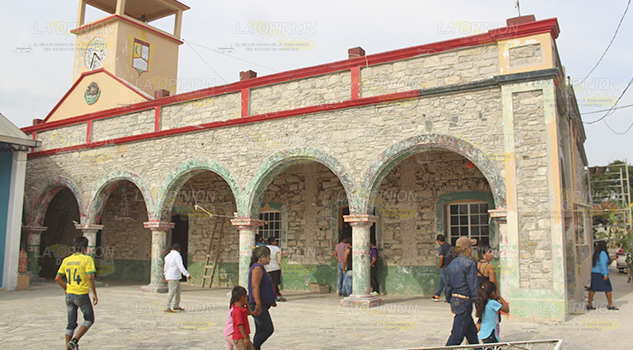 ¡Albañiles artesanos! Mejoran aspecto del palacio de Chumatlan