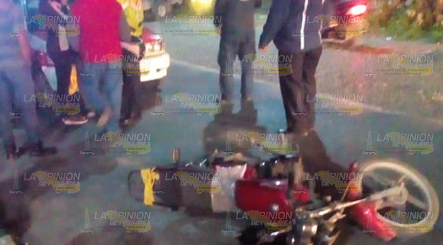 Taxi atropella a motociclista en Papantla Taxi atropella a motociclista en Papantla