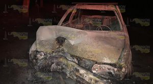 Taxi queda completamente calcinado al incendiarse Taxi queda completamente calcinado al incendiarse