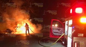 Taxi queda completamente calcinado al incendiarse Taxi queda completamente calcinado al incendiarse