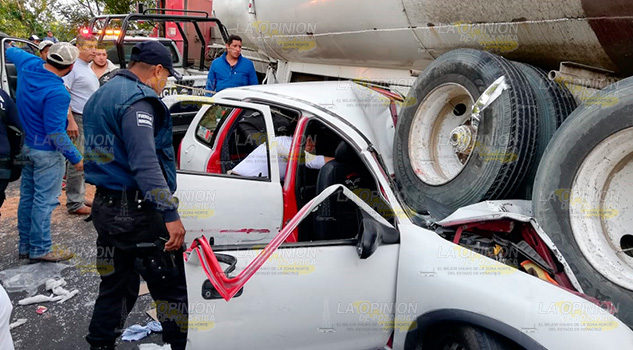 Terminan aplastados por pipa sobre la México - Tuxpan Terminan aplastados por pipa sobre la México - Tuxpan