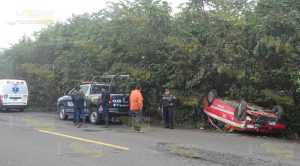 Vuelca taxi sobre carretera federal Álamo - Potrero del Llano Vuelca taxi sobre carretera federal Álamo - Potrero del Llano