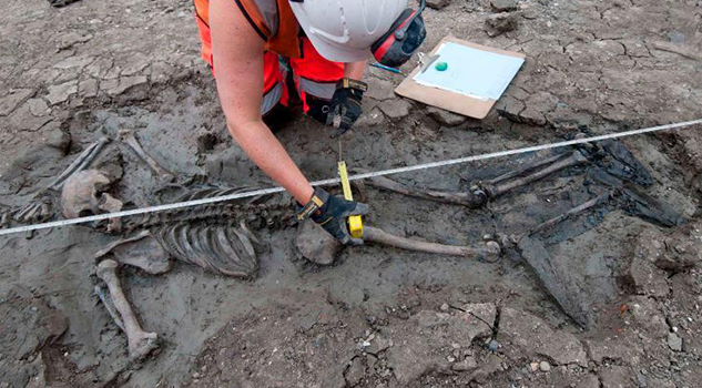 El misterioso esqueleto de 500 años con las botas casi intactas encontrado en Londres