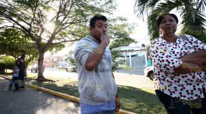¡Muere aplastado! chocó y al caer un camión le pasó encima