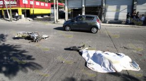 ¡Muere aplastado! chocó y al caer un camión le pasó encima