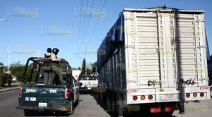 ¡Muere aplastado! chocó y al caer un camión le pasó encima