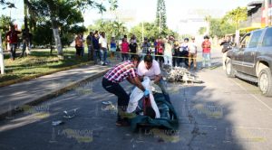 ¡Muere aplastado! chocó y al caer un camión le pasó encima