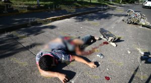 ¡Muere aplastado! chocó y al caer un camión le pasó encima