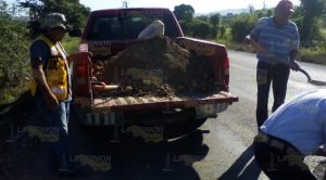 Personal de protección civil, tapa baches en carreteras de Espinal