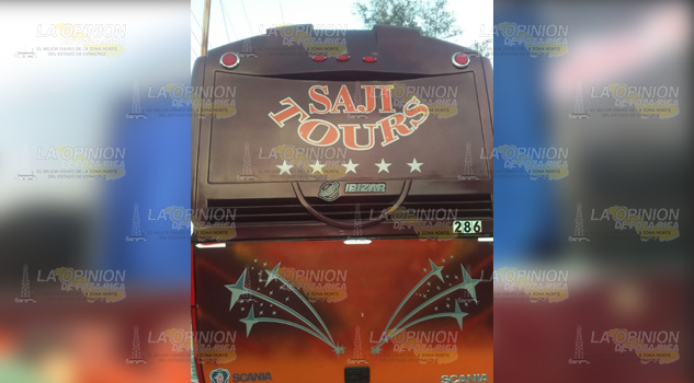 Autobús turístico sufre accidente por el tramo carretero Papantla-Tajín